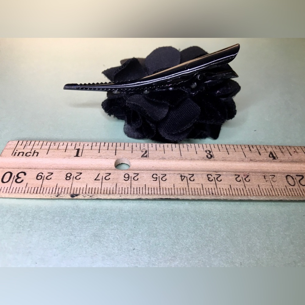 Spider web necklace & Black bow w/skull/spider hair clip & black flower hairclip - Picture 14 of 16